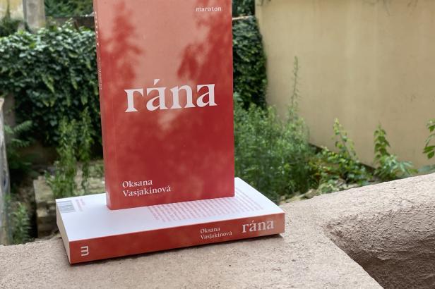 Česky vyšel příběh cesty s matčiným popelem na Sibiř. V Rusku se kniha kvůli LGBT tématu nemůže prodávat