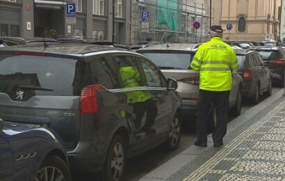 Obyvatele Prahy trápí parkování. Město chce omezit vjezd do centra nebo změnit pravidla modrých zón Obyvatele Prahy trápí parkování. Město chce omezit vjezd do centra nebo změnit pravidla modrých zón