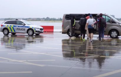 „Guru Jára“ je v pražské věznici. Policie ho eskortovala z Filipín