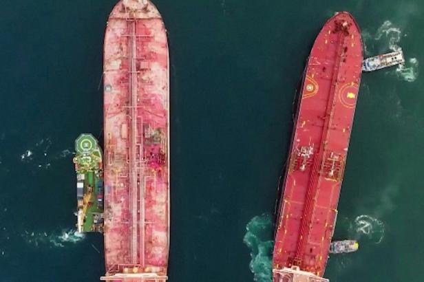 Ekologická zkáza je zažehnána. Experti dokázali přečerpat ropu ze supertankeru u Jemenu Ekologická zkáza je zažehnána. Experti dokázali přečerpat ropu ze supertankeru u Jemenu