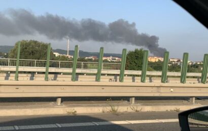 V Otrokovicích hoří průmyslový objekt. Zasahuje sedmnáct jednotek hasičů V Otrokovicích hoří průmyslový objekt. Zasahuje sedmnáct jednotek hasičů