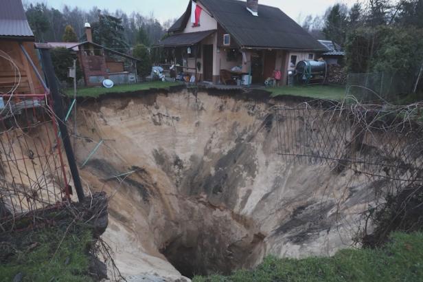 V polské obci se propadly hroby nebo dětské hřiště. Stály na zaplavených šachtách V polské obci se propadly hroby nebo dětské hřiště. Stály na zaplavených šachtách