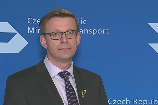 Ministři EU schválili novou normu Euro 7, napsal Kupka. Emisní limity pro auta jsou mírnější