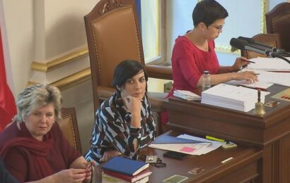 Na druhé čtení konsolidačního balíčku čekají desítky návrhů s úpravami. Od školkovného po daně na dříví Na druhé čtení konsolidačního balíčku čekají desítky návrhů s úpravami. Od školkovného po daně na dříví