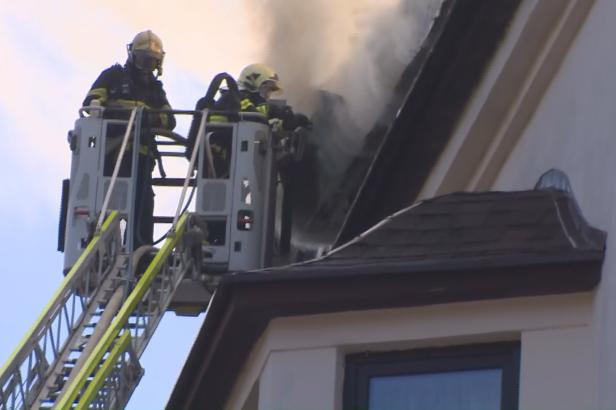 Státním zaměstnancům se zmrazí platy. Přilepšit si mají jen učitelé