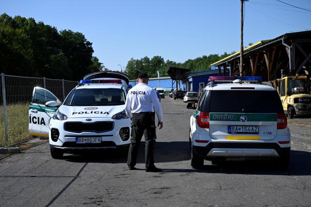 Slovenská policie obvinila bývalé šéfy vojenského zpravodajství kvůli praní špinavých peněz
