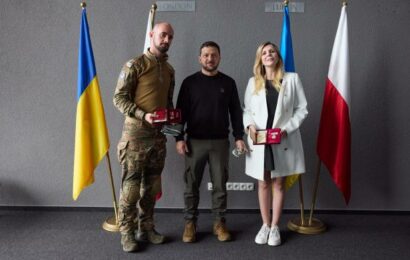 Zelenskyj se při návratu z Kanady zastavil v Polsku. Vyznamenal dva dobrovolníky, s politiky nejednal