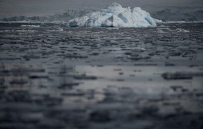 Mořského ledu u Antarktidy nikdy nenaměřili méně. Jeho ztráta ohrožuje celý kontinent