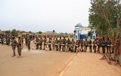 Niger zažil nejhorší útok islamistů od vojenského převratu. Zemřely desítky vojáků Niger zažil nejhorší útok islamistů od vojenského převratu. Zemřely desítky vojáků