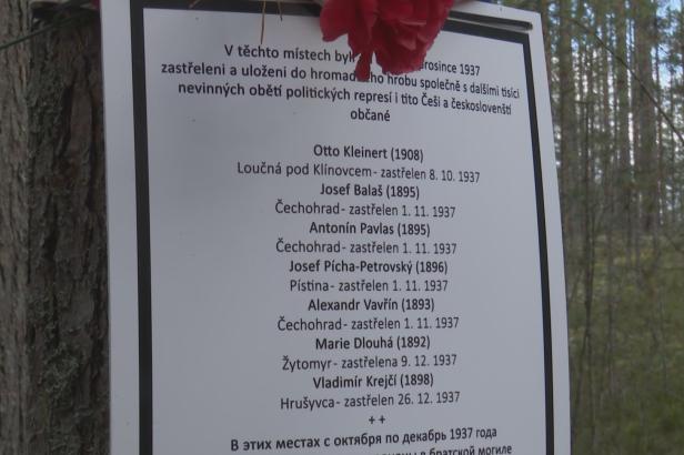 Ruský režim upravuje dějiny. Chtěl zkreslit minulost stalinistického popraviště, připravil i novou učebnici