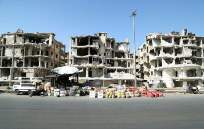 Při útocích dronů na vojenskou akademii v Sýrii zemřelo přes šedesát lidí Při útocích dronů na vojenskou akademii v Sýrii zemřelo přes šedesát lidí