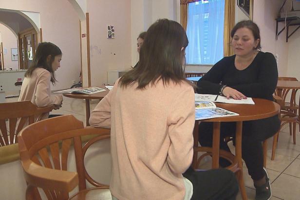 Sama se stará o čtyři děti, přesto přišla o humanitární dávku a dluží desetitisíce. A není sama Sama se stará o čtyři děti, přesto přišla o humanitární dávku a dluží desetitisíce. A není sama