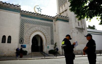 Francie v duchu „laïcité“ kontroluje mešity a zakazuje abáje. Napětí sílí, muslimové mluví o diskriminaci Francie v duchu „laïcité“ kontroluje mešity a zakazuje abáje. Napětí sílí, muslimové mluví o diskriminaci