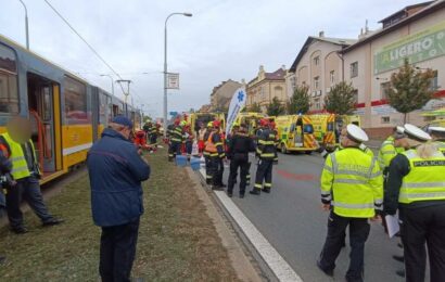 V Plzni se srazily dvě tramvaje, na místě jsou desítky zraněných