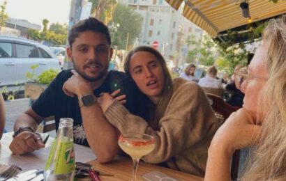 Jedí sušenky a vymýšlejí, jak zapálit dům. Matka mladíka s českým občanstvím popsala poslední zprávy od syna