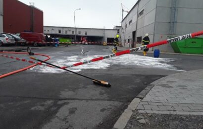 Na okraji Olomouce unikla kyselina dusičná. Hasiči se ji snaží zastavit, než vteče do řeky