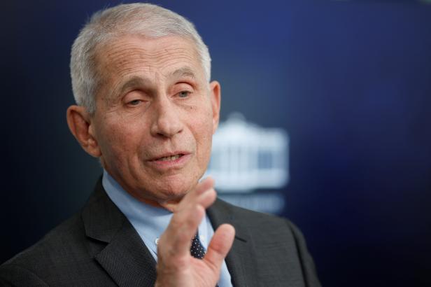 Epidemiologovi Faucimu se s covidem zhmotnila noční můra. Teď se bojí, že lidé zapomenou