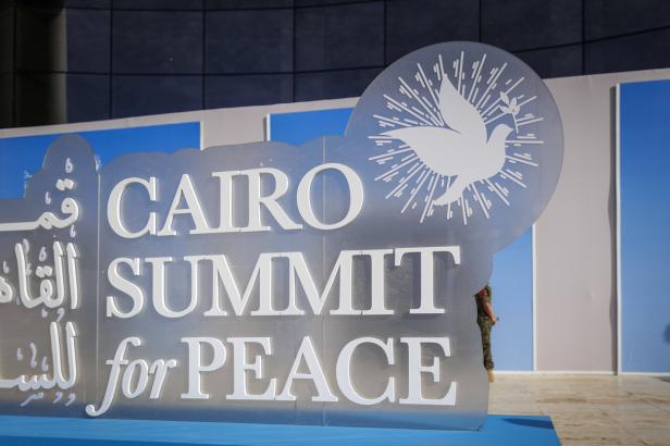 Egyptský summit o Izraeli a Hamásu má odvrátit širší konflikt. Někteří klíčoví aktéři ale nedorazili Egyptský summit o Izraeli a Hamásu má odvrátit širší konflikt. Někteří klíčoví aktéři ale nedorazili