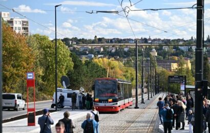 Praha otevřela tramvajovou trať mezi Divokou Šárkou a Dědinou. Ostrý provoz začne v pondělí