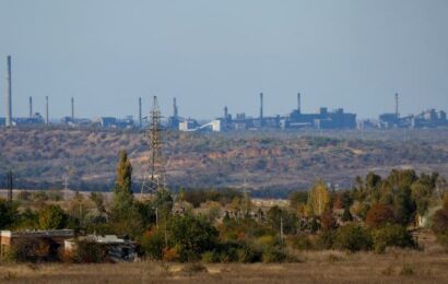 Rusové zvyšují tlak na Avdijivku, Ukrajinci pronikají na levý břeh Dněpru