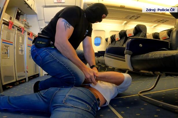 Air marshallové zajišťují vyhoštěné i hledané osoby, procházejí náročným výcvikem Air marshallové zajišťují vyhoštěné i hledané osoby, procházejí náročným výcvikem