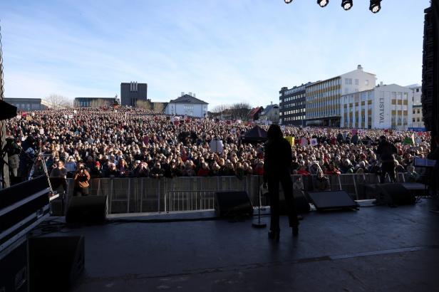 Islanďanky stávkují za rovné platy, nepracuje ani premiérka Islanďanky stávkují za rovné platy, nepracuje ani premiérka