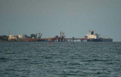 Rusku pomáhá obcházet sankce flotila neprůhledných tankerů. Experti chtějí tvrdší tresty