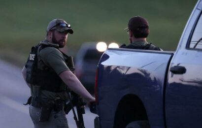 Americká policie nadále pátrá po podezřelém ze střelby v Lewistonu