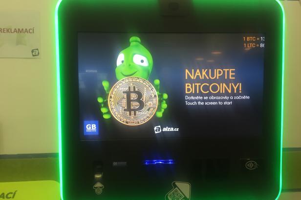 Seniorka uvěřila podvodníkům, do bitcoinmatu naházela přes pět milionů Seniorka uvěřila podvodníkům, do bitcoinmatu naházela přes pět milionů