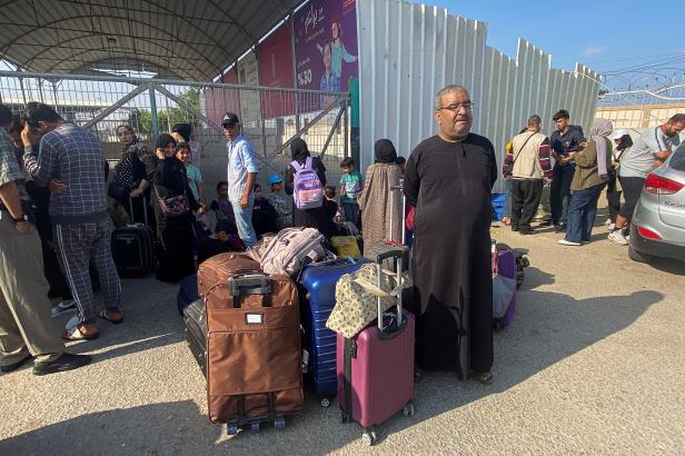 Z Pásma Gazy přejely do Egypta sanitky se zraněnými. Na přechod se chystají i cizinci