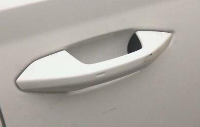 Gangy na parkovištích vykrádají auta řidičům, kteří se neohlédnou. Případů přibývá