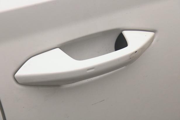 Gangy na parkovištích vykrádají auta řidičům, kteří se neohlédnou. Případů přibývá Gangy na parkovištích vykrádají auta řidičům, kteří se neohlédnou. Případů přibývá