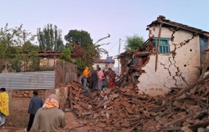 Zemětřesení v Nepálu má přes sto obětí, mnoho lidí zůstává v sutinách Zemětřesení v Nepálu má přes sto obětí, mnoho lidí zůstává v sutinách