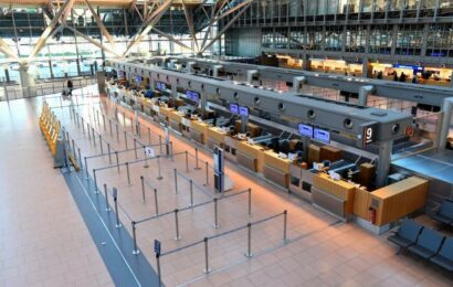 Letiště v Hamburku odklání a ruší lety, ozbrojený muž tam jako rukojmí drží dítě