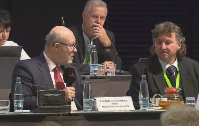 Válek přišel na sjezd nespokojených lékařů. Dál se přeli o peníze i přesčasy Válek přišel na sjezd nespokojených lékařů. Dál se přeli o peníze i přesčasy