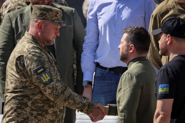 Boje jsou na mrtvém bodě, tvrdí velitel ukrajinské armády. Zelenskyj nesouhlasí, spojenci znervózněli