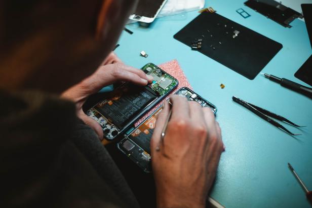 Přilepené baterie mají mít utrum. EU chce právo na opravu, výrobcům ale ponechává zadní vrátka Přilepené baterie mají mít utrum. EU chce právo na opravu, výrobcům ale ponechává zadní vrátka
