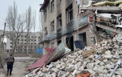 Strach o život je všudypřítomný. Štáb ČT natáčel v ostřelované Avdijivce, kde zůstávají stovky lidí Strach o život je všudypřítomný. Štáb ČT natáčel v ostřelované Avdijivce, kde zůstávají stovky lidí