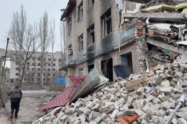 Strach o život je všudypřítomný. Štáb ČT natáčel v ostřelované Avdijivce, kde zůstávají stovky lidí