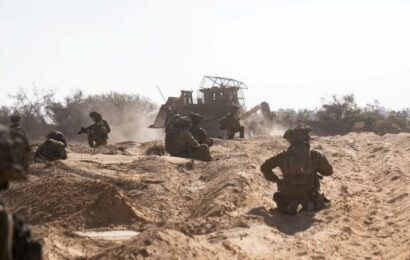 Izraelské síly postupují Pásmem Gazy. Na severu území se evakuují a uzavírají nemocnice Izraelské síly postupují Pásmem Gazy. Na severu území se evakuují a uzavírají nemocnice