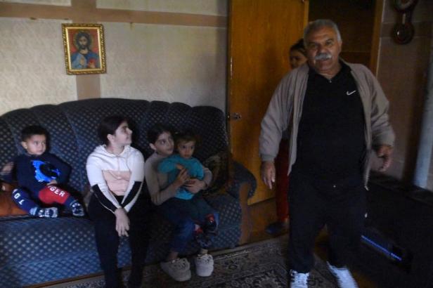 Nenávist mezi Armény a Ázerbájdžánci je obrovská, uprchlíci mluví o ruské zradě, říká reportér Nenávist mezi Armény a Ázerbájdžánci je obrovská, uprchlíci mluví o ruské zradě, říká reportér