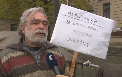 Vláda vyhověla Gruntorádově požadavku. Odvolala usnesení k Chartě 77 Vláda vyhověla Gruntorádově požadavku. Odvolala usnesení k Chartě 77