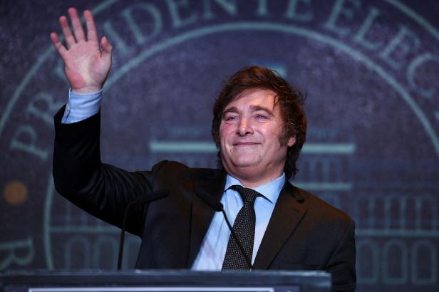 Argentinu ovládly protestní hlasy. Prezidentské volby vyhrál krajně pravicový ekonom Milei