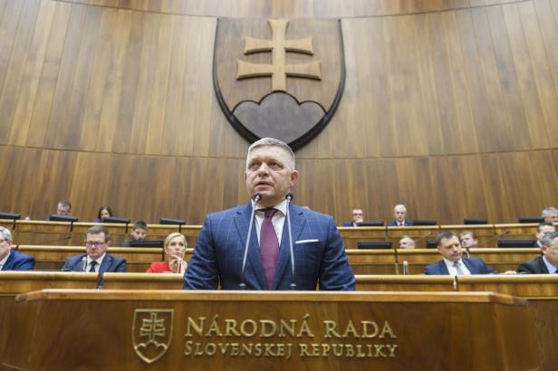 Ficova nová vláda získala důvěru parlamentu Ficova nová vláda získala důvěru parlamentu