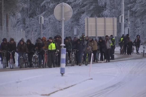 Finsko čelí na hranici s Ruskem vlně migrantů. Uvažuje o uzavření posledního přechodu Finsko čelí na hranici s Ruskem vlně migrantů. Uvažuje o uzavření posledního přechodu