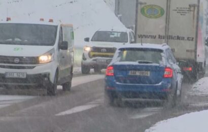 Těžký sníh komplikuje dopravu, obce na západě Čech jsou bez elektřiny Těžký sníh komplikuje dopravu, obce na západě Čech jsou bez elektřiny