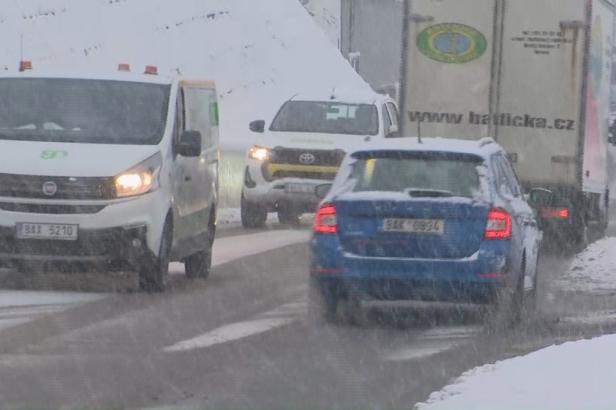Těžký sníh komplikuje dopravu, obce na západě Čech jsou bez elektřiny
