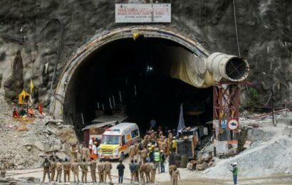 Indičtí záchranáři se prokopali k zavaleným dělníkům, uvězněni byli déle než dva týdny Indičtí záchranáři se prokopali k zavaleným dělníkům, uvězněni byli déle než dva týdny