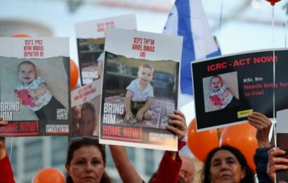 Hamás propustil další skupinu rukojmí. Katar usiluje o prodloužení příměří