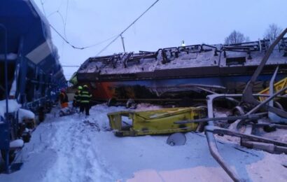 Po srážce nákladních vlaků v České Třebové je jeden zraněný člověk, poškozené vagony i lokomotiva Po srážce nákladních vlaků v České Třebové je jeden zraněný člověk, poškozené vagony i lokomotiva